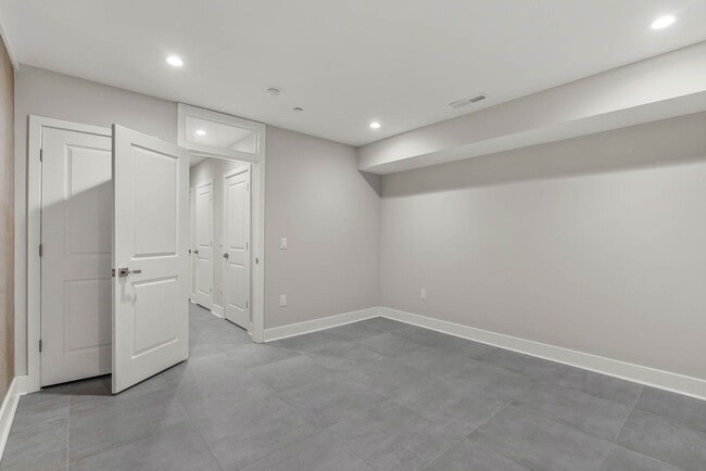 Building Photo - 1645 W Cabot St