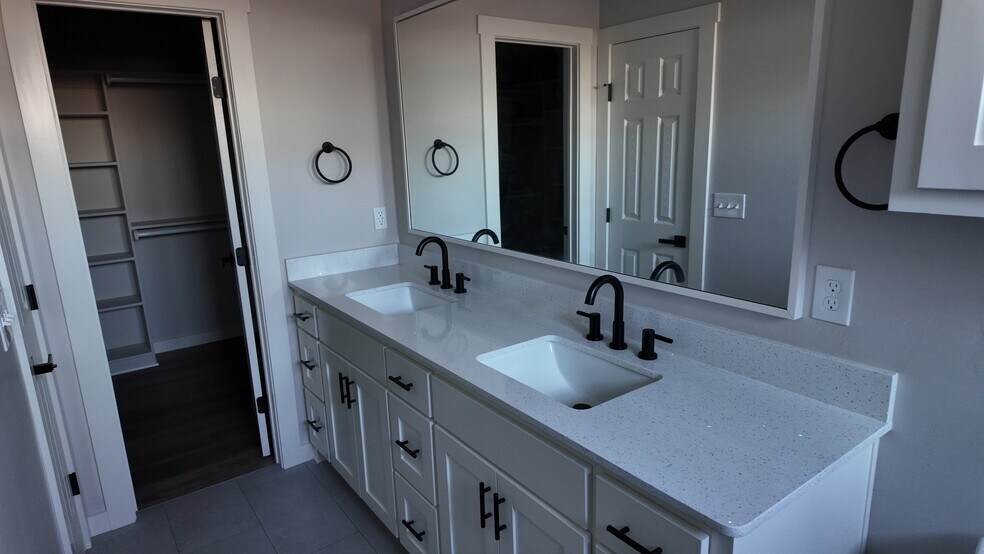 Building Photo - 4617 S East Ave