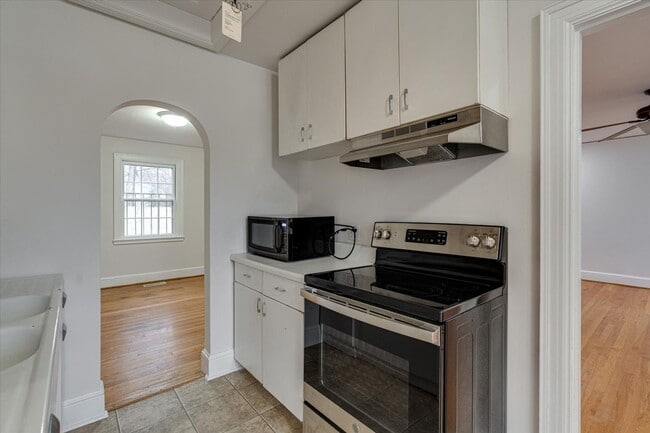 Building Photo - Charming East Ridge Rental – Spacious Yard, Updated Features & Pet-Friendly Living!