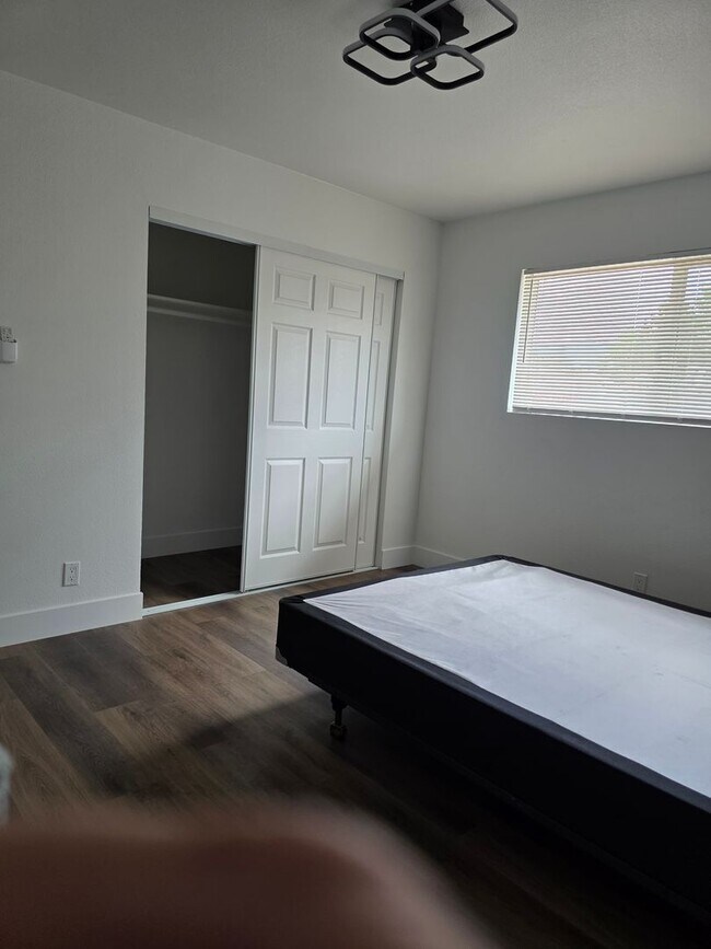 Building Photo - Great Family home in family neighborhood~b...