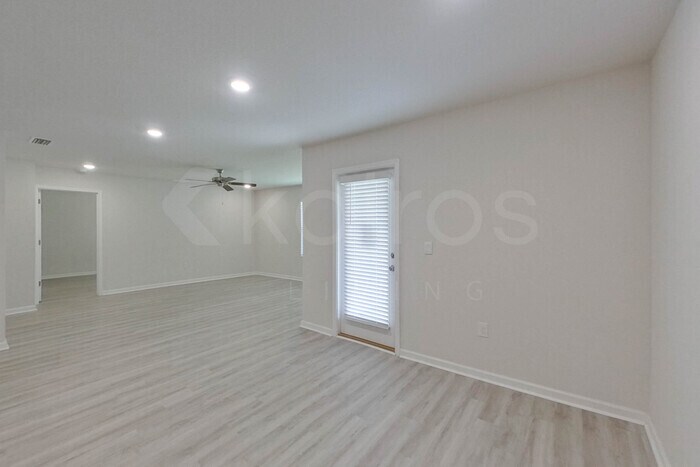 Building Photo - 393 Monarch Ln