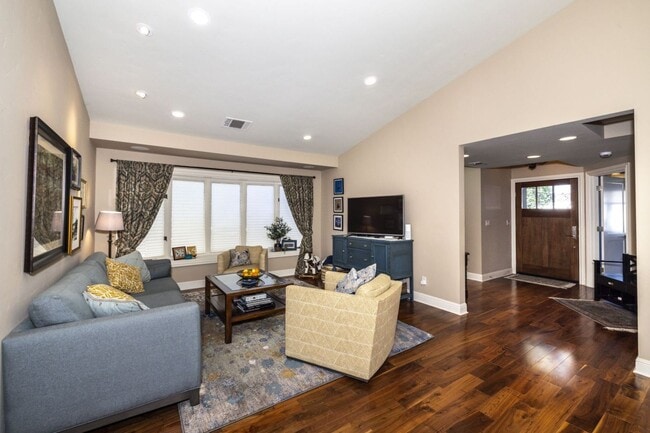 Building Photo - Conveniently Located, Fully Furnished 2 Bed/2 Bath Home Available To Nov!