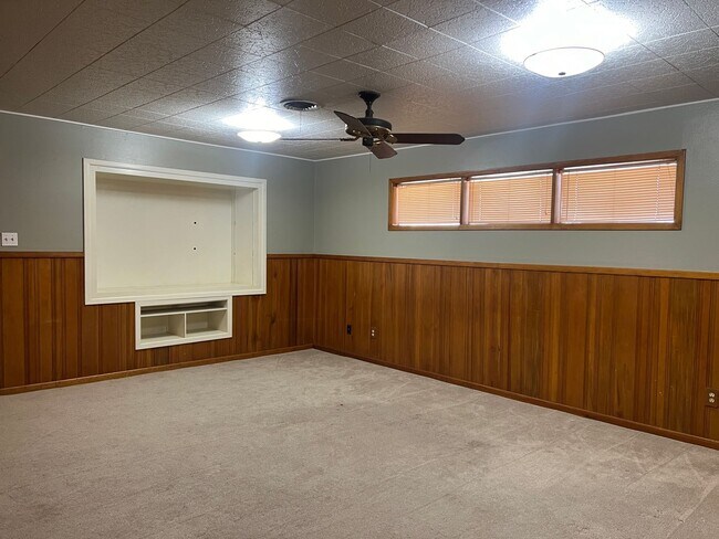 Building Photo - 3 bed 2 bath Move In Ready!