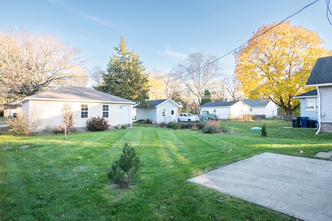 Building Photo - 826 N Center St