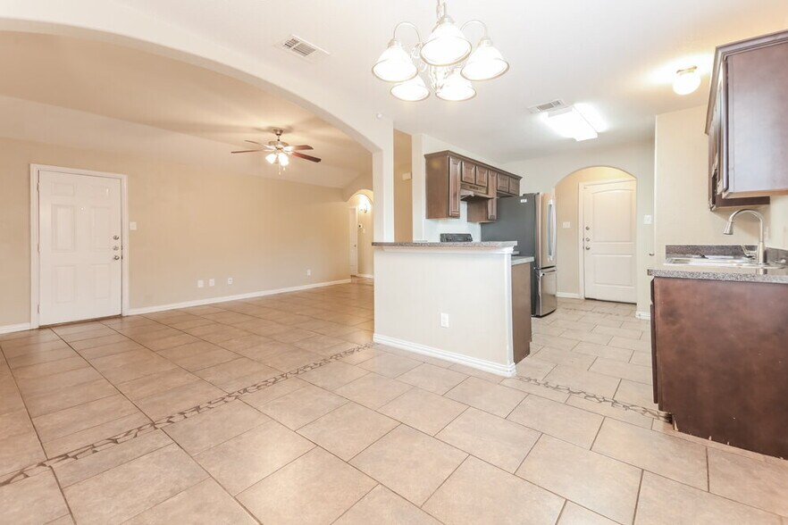 Building Photo - 7645 Hollow Point Dr