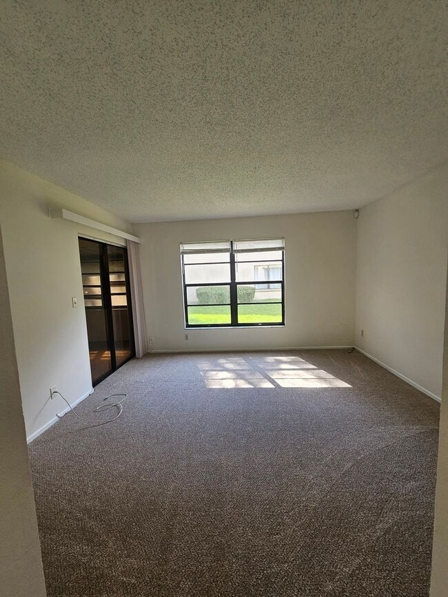 Building Photo - Temple Terrace Condo