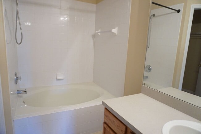 Building Photo - Townhome 2/2.5 with garage and access to Julington Creek amenities