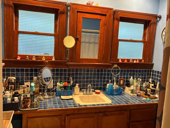 Building Photo - 839 N Orange Dr