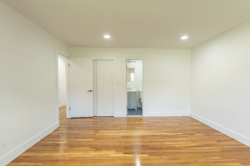 Building Photo - 505 Adams Ln