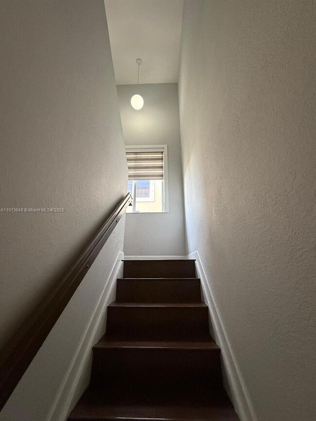 Building Photo - 239 SE 31st Terrace