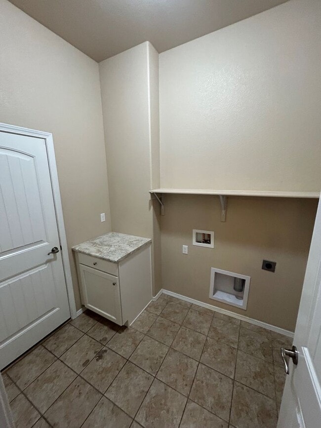 Building Photo - Absolutely Gorgeous 5-Bed 4-Bath with 3-car Garage Home!