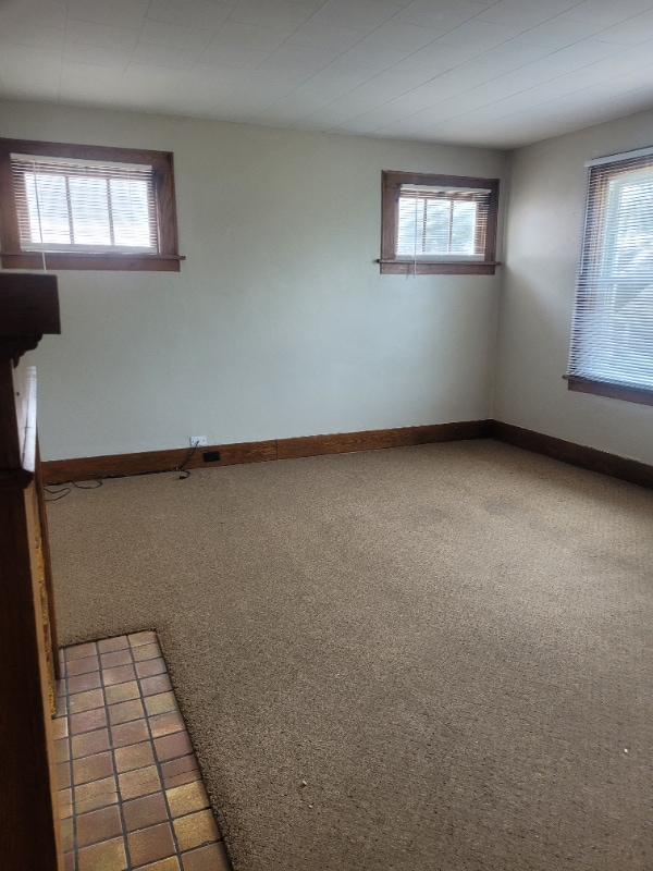 Building Photo - 305 Cascade St