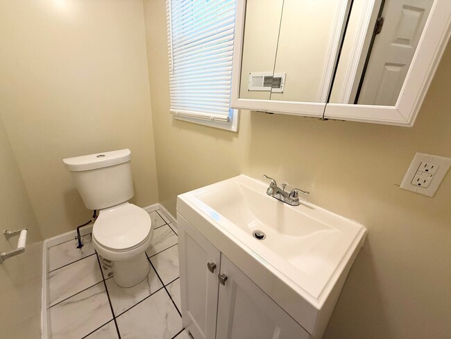 Building Photo - Gorgeous 3-Bedroom Townhome in Elmwood Park! Available NOW!
