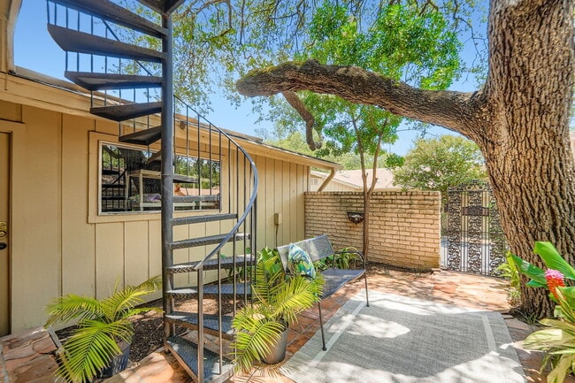 Building Photo - Spacious 3-Bed Townhome in Northwest Hills – Over 3,200 Sq Ft with Courtyard & 2-Car Garage