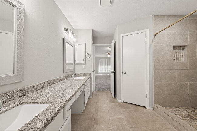 Building Photo - 927 Comstock Springs Dr