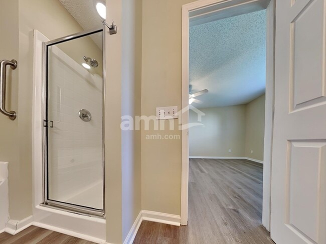 Building Photo - 112 Larkspur Dr