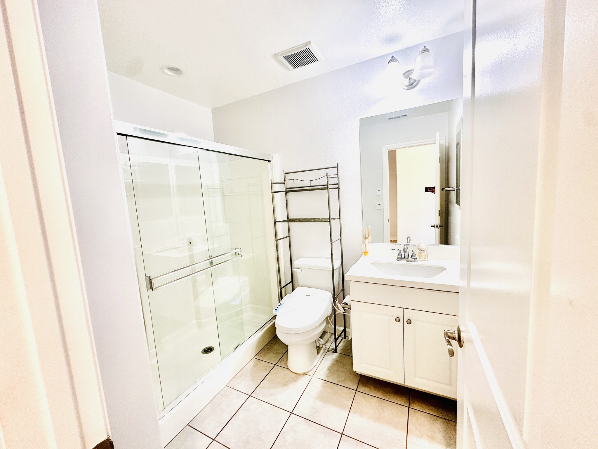 Building Photo - 15770 Myrtlewood Ave