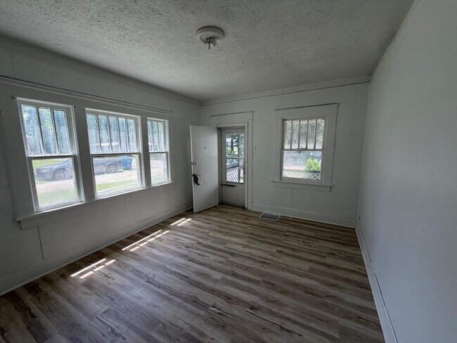 Building Photo - 2900 S 13th St