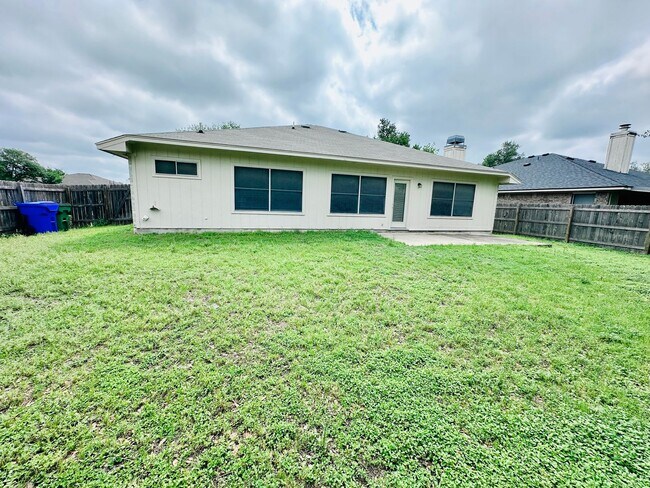 Building Photo - Awesome 3 Bed 2 Bath! Large Texas size home