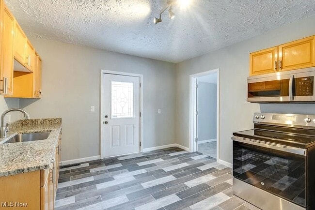 Building Photo - 3 Bedroom 1.5 Bathroom House in Lorain