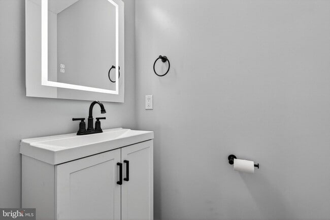 Building Photo - 2403 Kingsway Rd