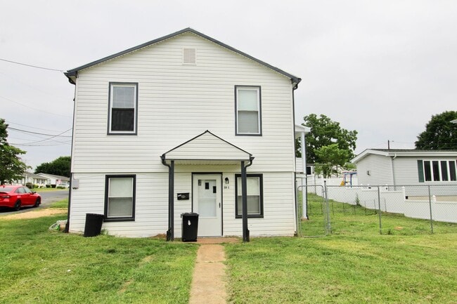 Building Photo - Larger Renovated 2 Bed / 1 Bath Apartment ...