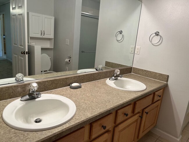 Building Photo - Quiet Home in Pine Lakes Cud-de-sac!!