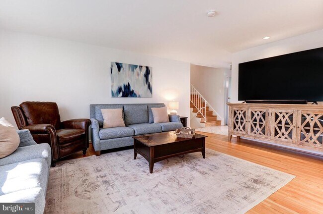 Building Photo - 8805 Honeybee Ln