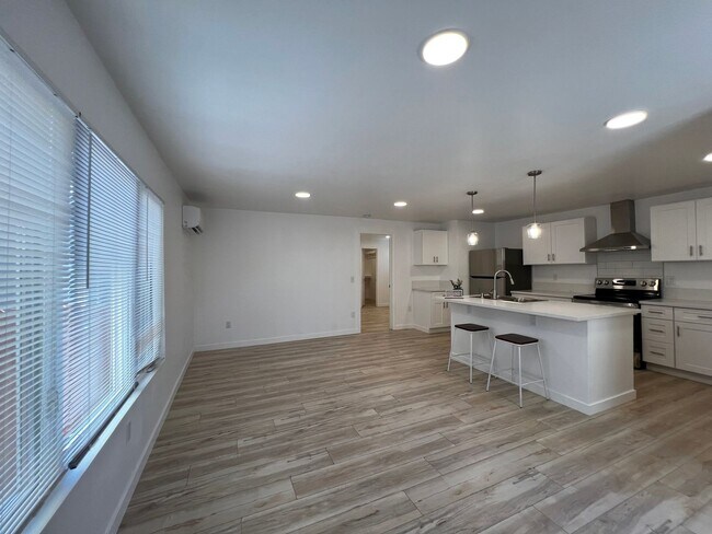 Building Photo - Bright and Modern Apartment with Stylish F...