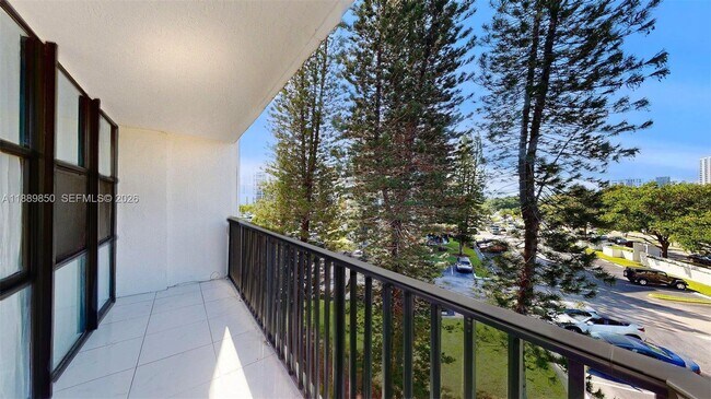 Building Photo - 1000 Parkview Dr