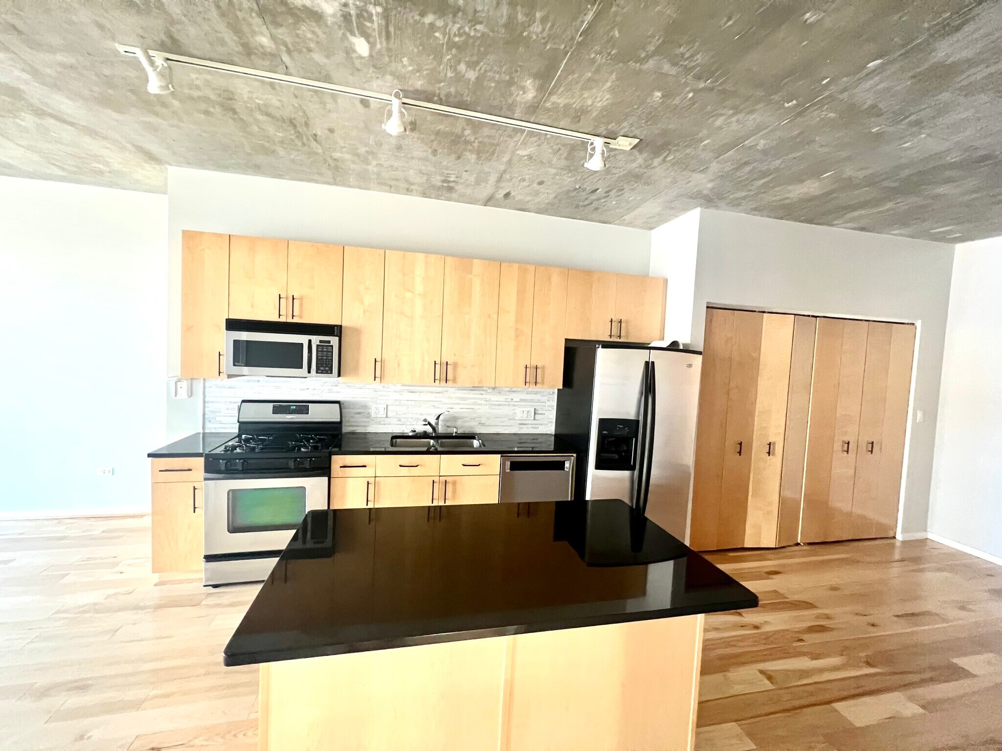 Building Photo - 321 S Sangamon St