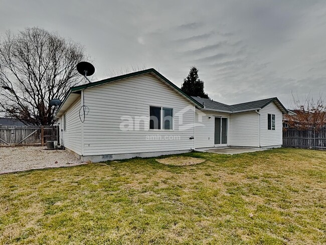 Building Photo - 684 E Full Moon St