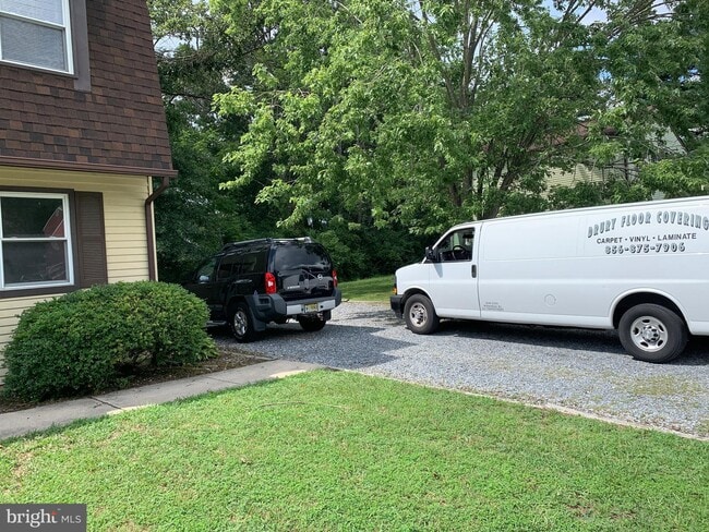 Building Photo - 25-26 Deedre Ln-