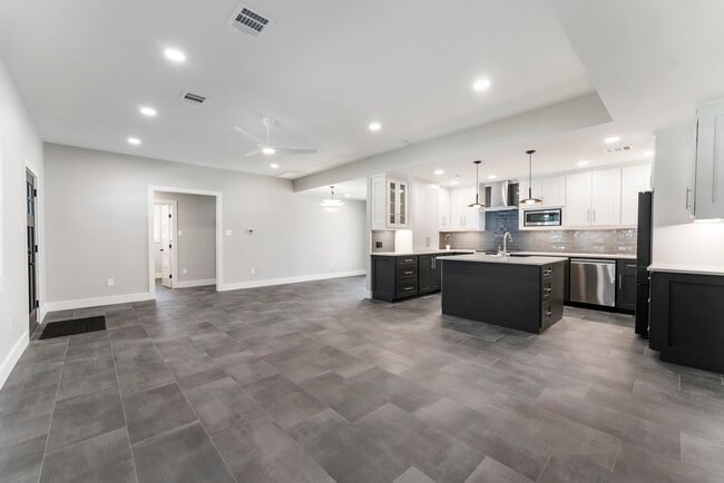 Building Photo - 2223 Hialeah Dr