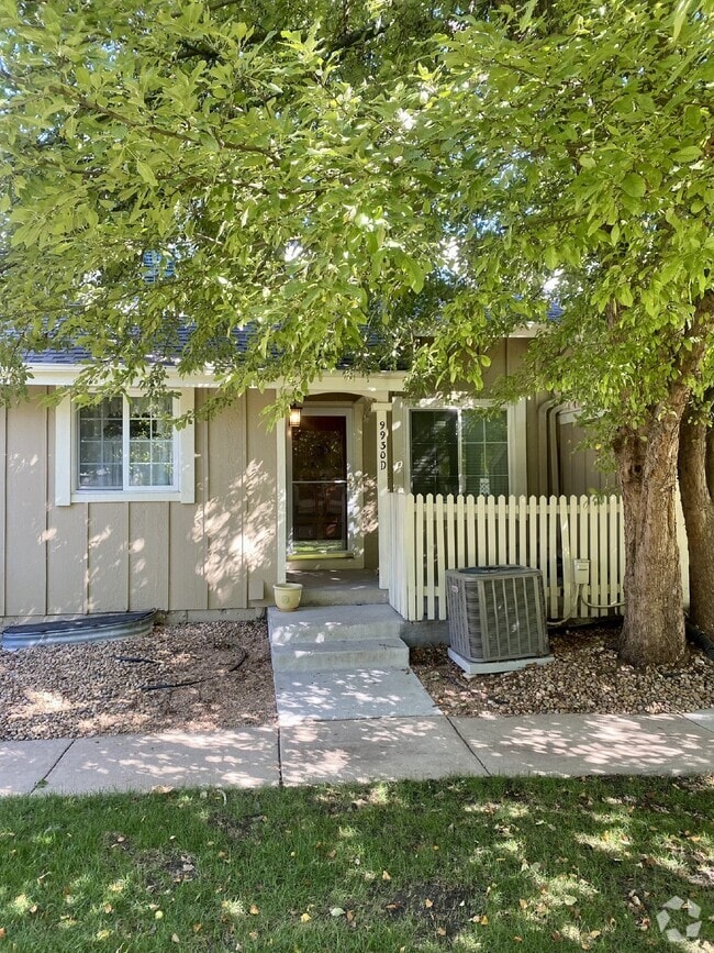 Building Photo - Don't Miss out on this 2 Bed +Loft Townhom...