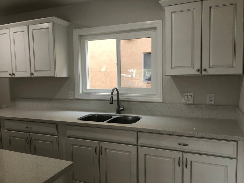 Building Photo - 5461 Kingsley St