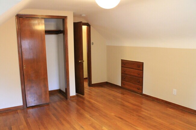 Building Photo - 272 Barclay Ave