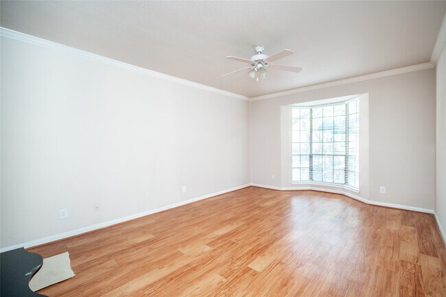 Building Photo - 2255 Braeswood Park Dr