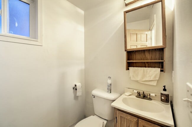 Building Photo - 8 Bedroom home in the Heart of the U-district