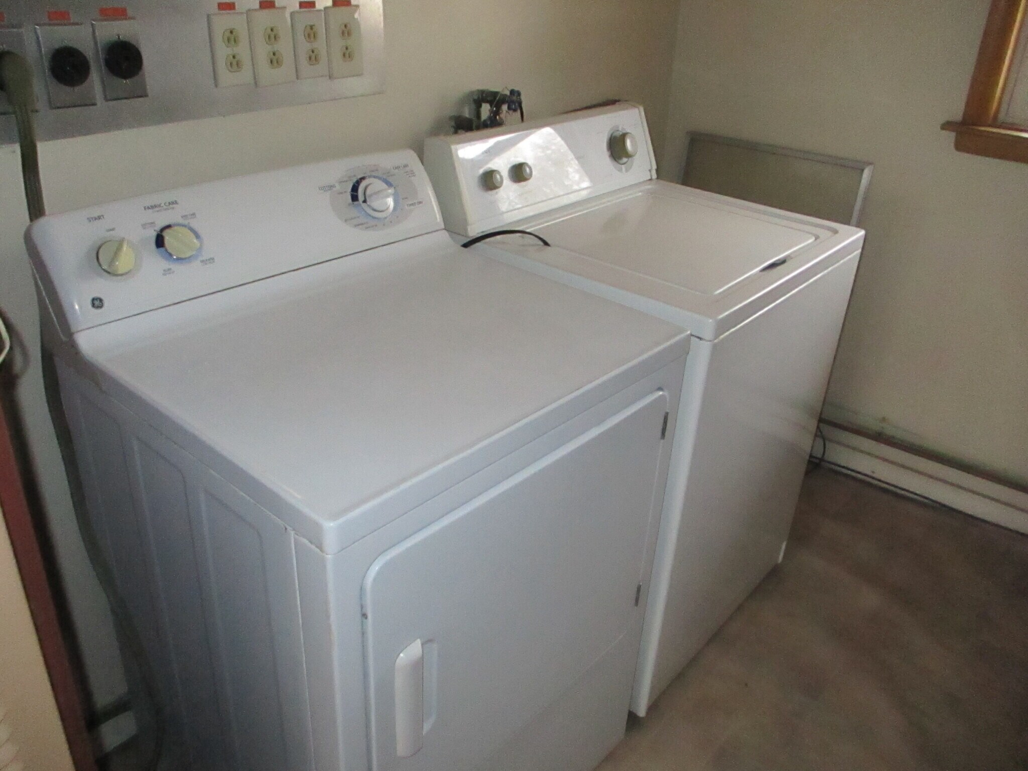 Building Photo - 8 8th St W