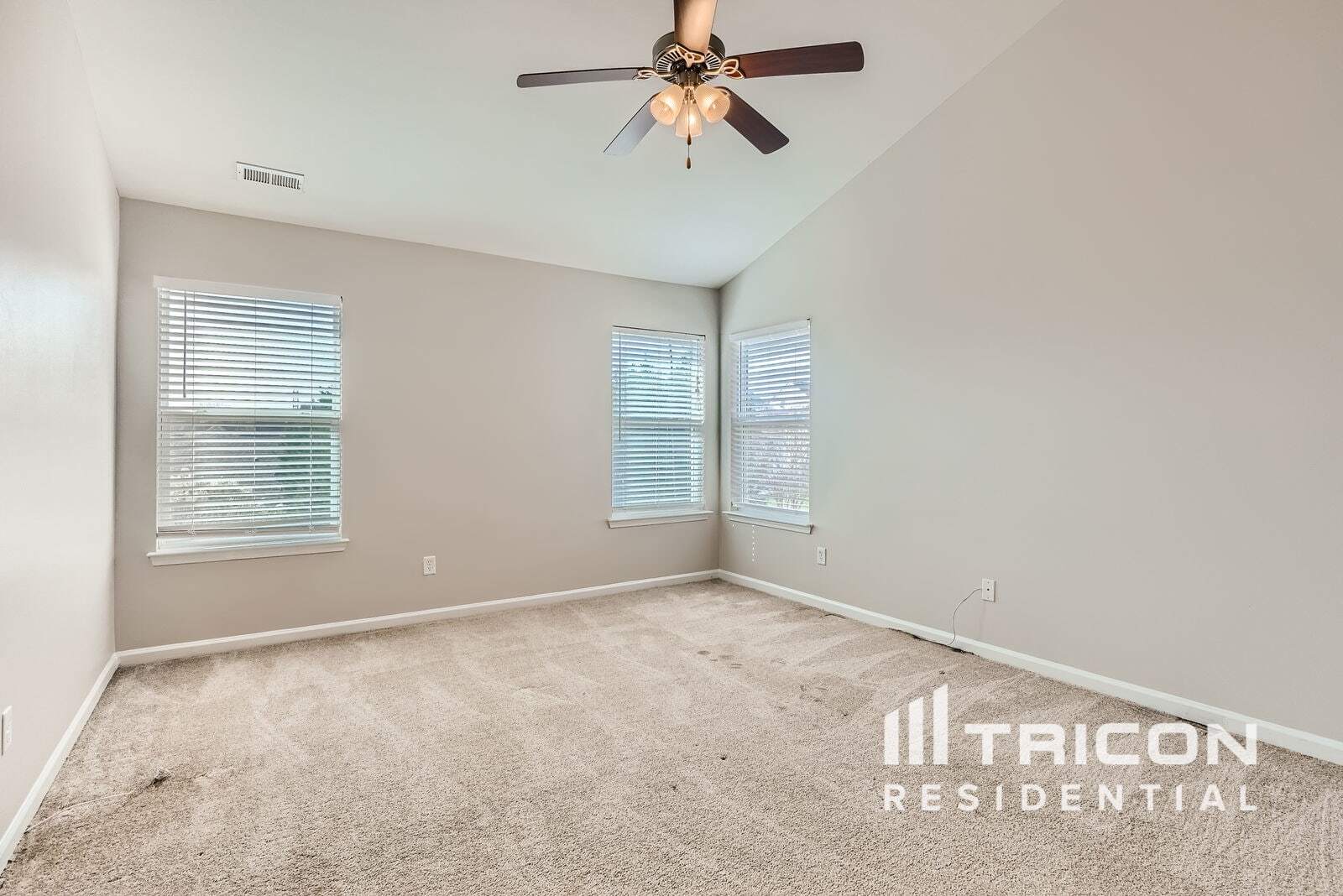 Building Photo - 12733 Oakton Hunt Dr