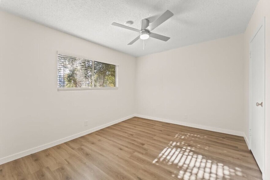 Building Photo - 862 W 84th St