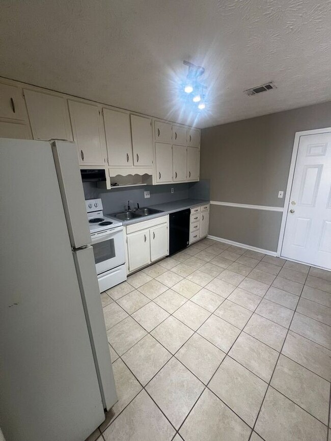 Building Photo - 2 bedroom 1 bath ranch with hardwood floor...