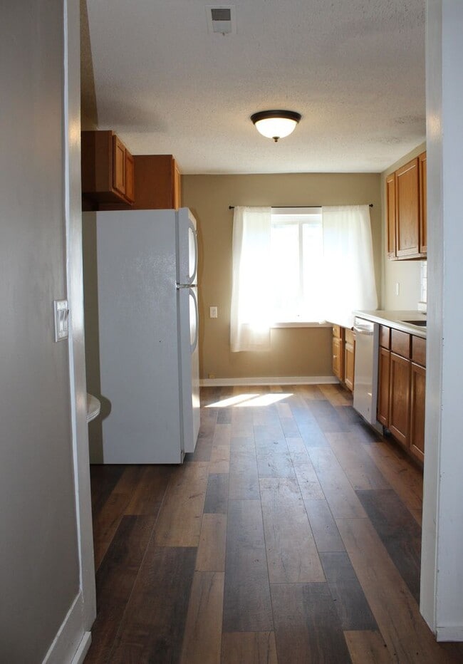 Building Photo - 3 Bedroom - one level