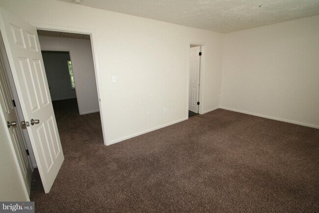 Building Photo - 124 Azalea Ct