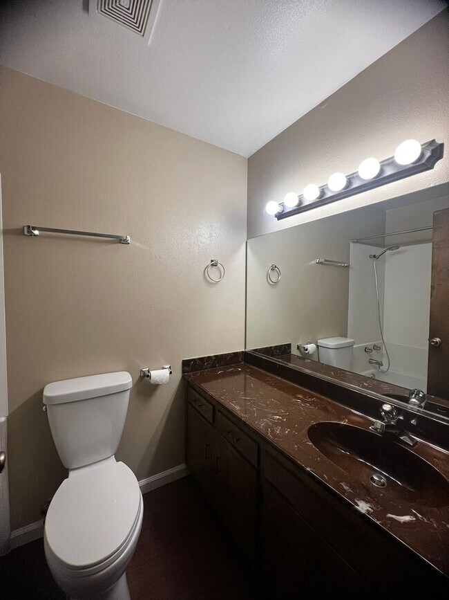 Building Photo - 1116 N Gem St