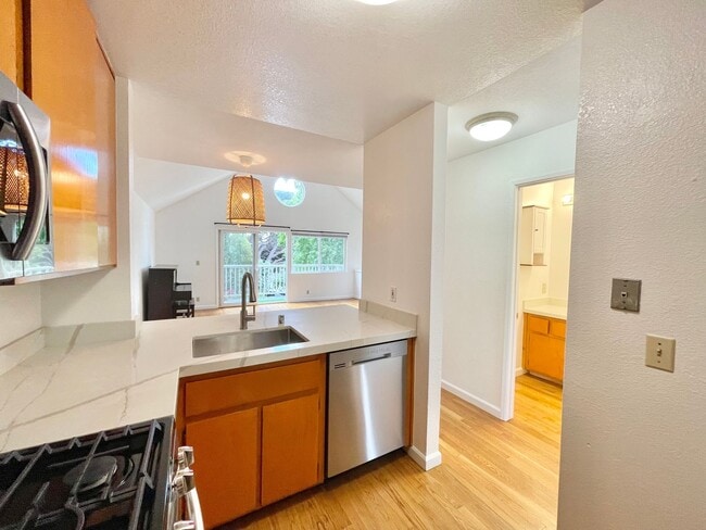 Building Photo - Spacious 3BR/2BA Potrero Hill Townhouse Ho...