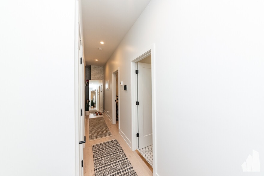 Building Photo - 1336 W Bryn Mawr Ave