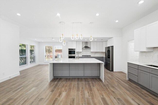Building Photo - 6814 Hyacinth Ln