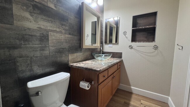 Building Photo - Unfurnished 1 Bedroom with AC and Private ...